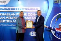 Penyerahan sertifikat ISO SMT kepada Direktur Utama PHR Ruby Mulyawan di Jakarta, simbol komitmen mutu, lingkungan, dan keselamatan kerja. (Dok. PT Pertamina Hulu Rokan)
