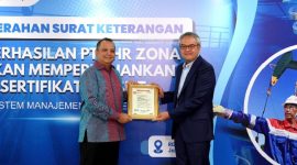 Penyerahan sertifikat ISO SMT kepada Direktur Utama PHR Ruby Mulyawan di Jakarta, simbol komitmen mutu, lingkungan, dan keselamatan kerja. (Dok. PT Pertamina Hulu Rokan)
