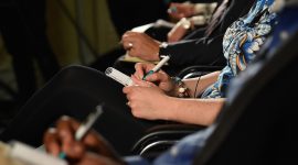 Jurnalis ekonomi menyiapkan liputan acara perusahaan dengan fokus pada data konkret. (Pixabay.com/difisher)