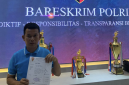 Dedi Heriansyah (kiri) saat mendatangi Markas Besar (Mabes) Polri pada Kamis, 2 Juli 2026---Dok. Istimewa