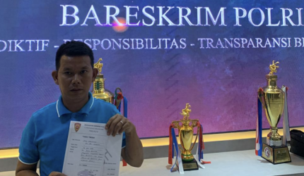 Dedi Heriansyah (kiri) saat mendatangi Markas Besar (Mabes) Polri pada Kamis, 2 Juli 2026---Dok. Istimewa